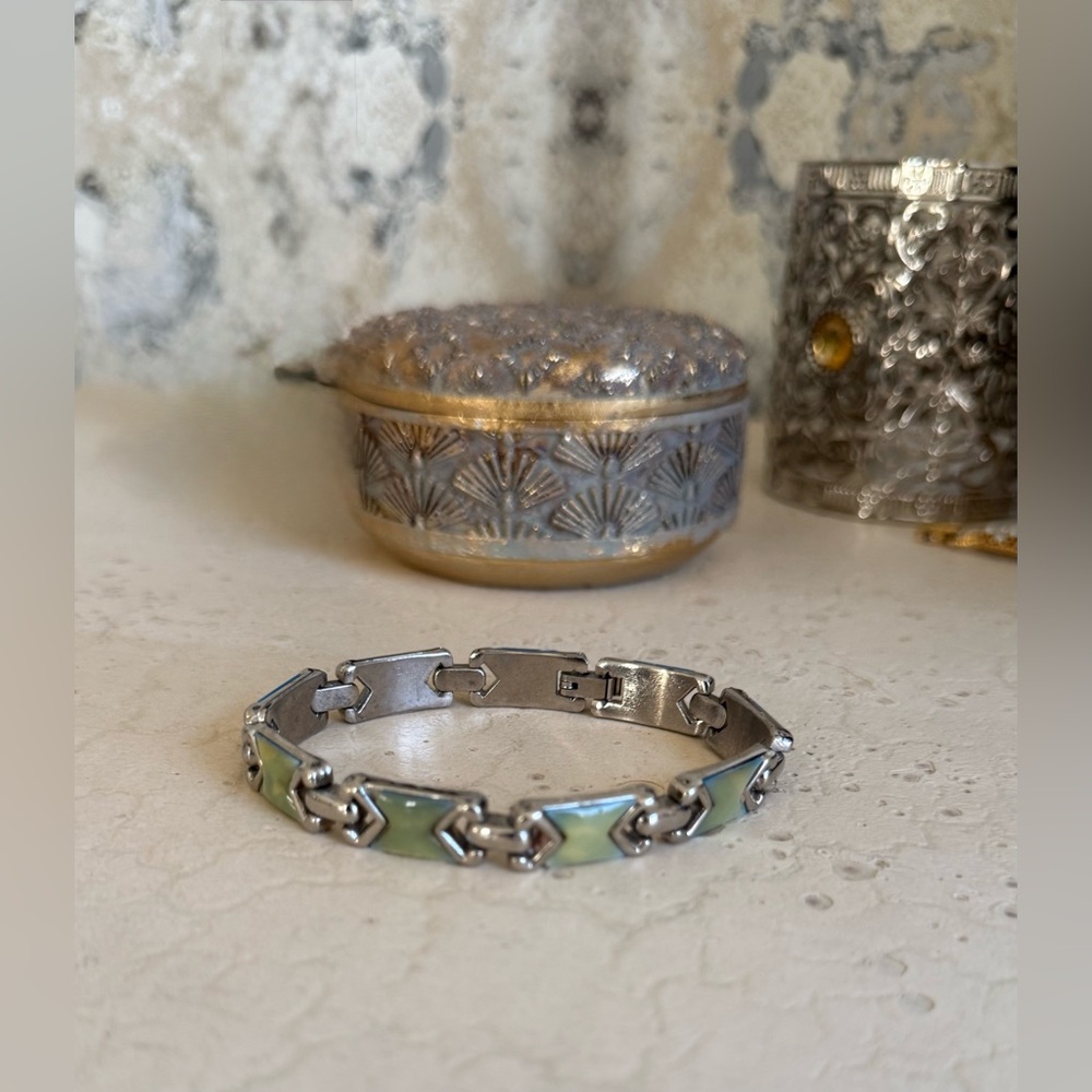 Beautiful Silver Toned Jade Green bracelet. Measures approximately 7 1/2 inches